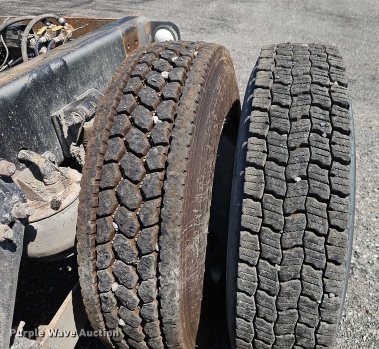 image for item EO4507 2009 Kenworth T800 truck cab and chassis