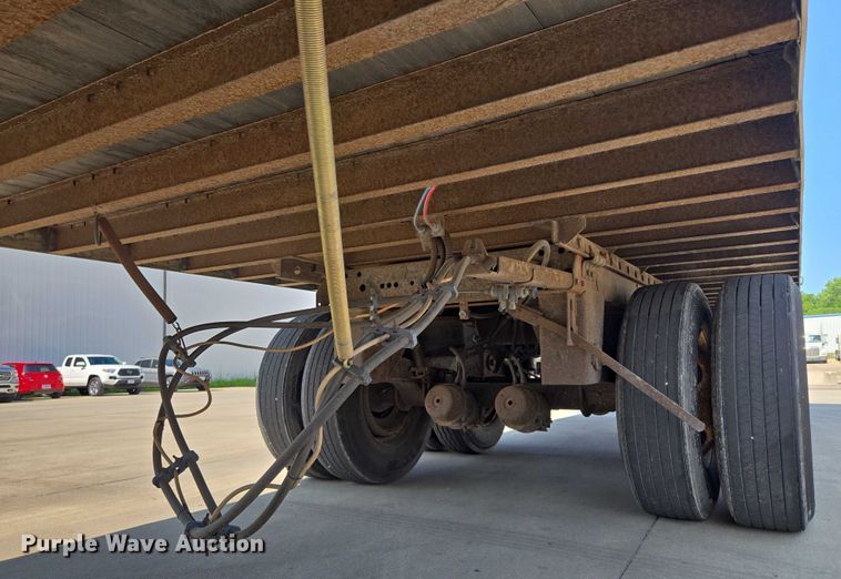 image for item EQ6556 2007 Utility dry van trailer