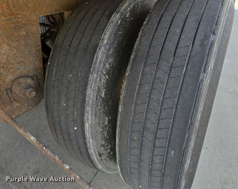 image for item EQ6556 2007 Utility dry van trailer