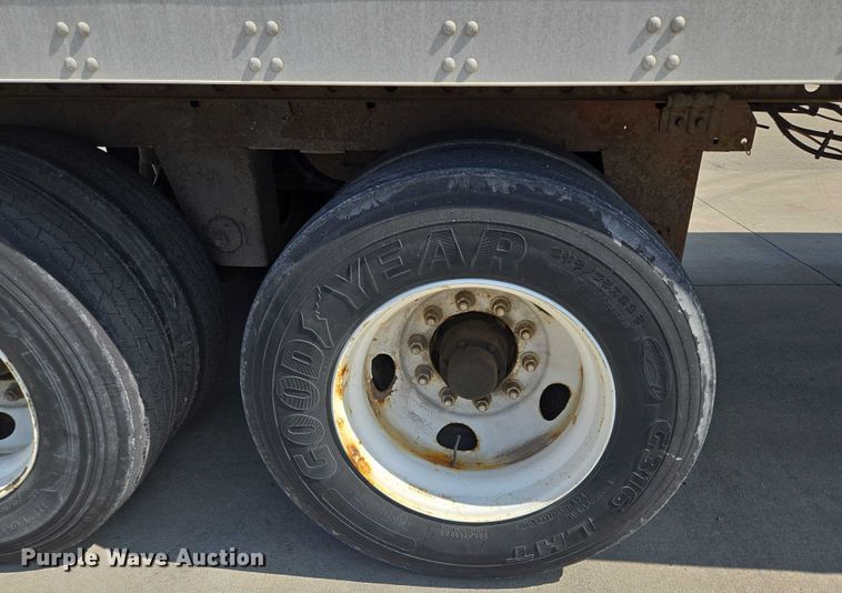 image for item EQ6556 2007 Utility dry van trailer