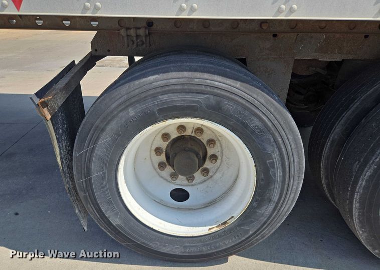 image for item EQ6556 2007 Utility dry van trailer