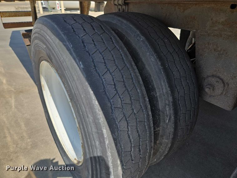 image for item EQ6556 2007 Utility dry van trailer