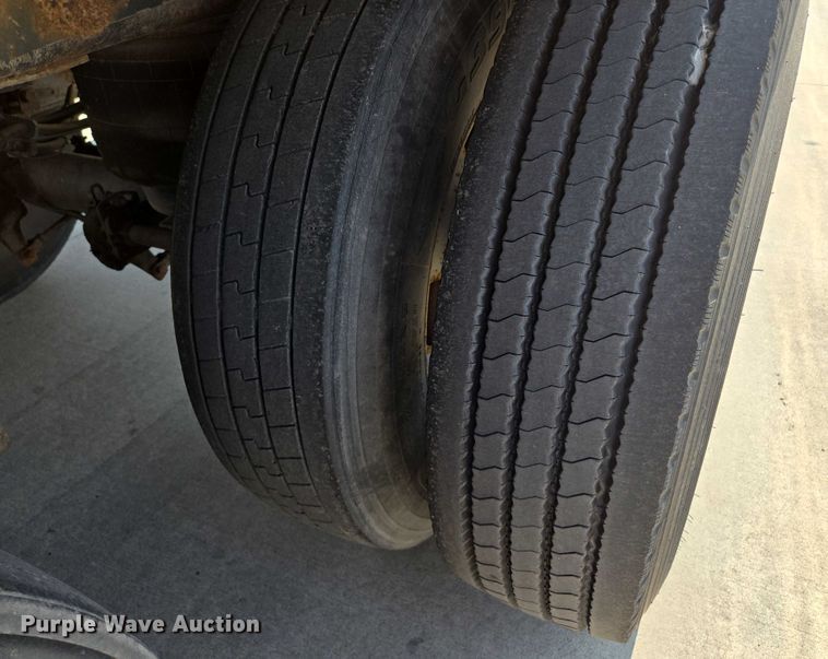 image for item EQ6557 2007 Utility dry van trailer