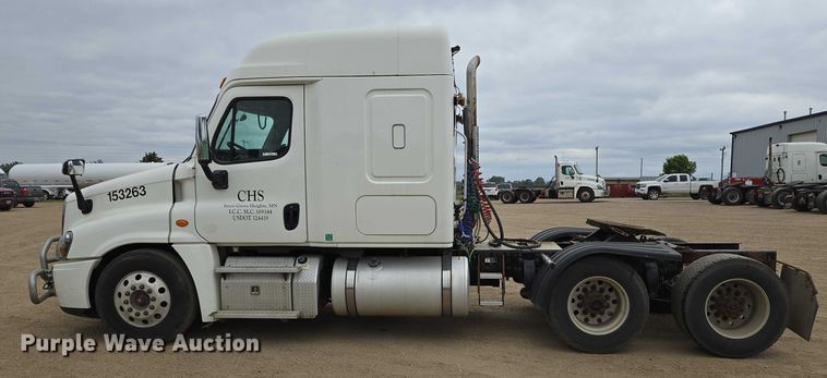 image for item ER5258 2015 Freightliner Cascadia 125 semi truck