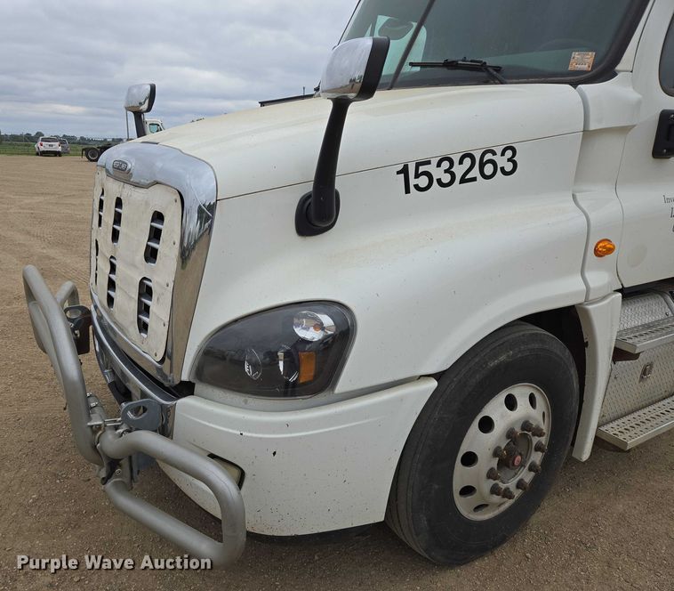 image for item ER5258 2015 Freightliner Cascadia 125 semi truck