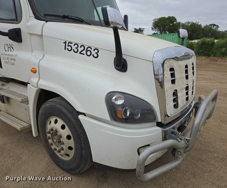 image for item ER5258 2015 Freightliner Cascadia 125 semi truck