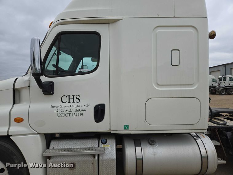 image for item ER5258 2015 Freightliner Cascadia 125 semi truck