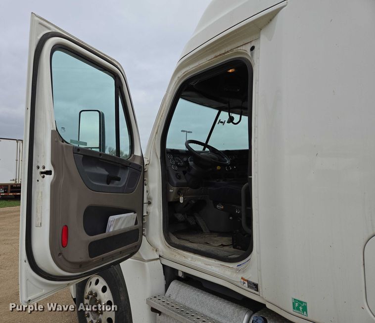 image for item ER5258 2015 Freightliner Cascadia 125 semi truck