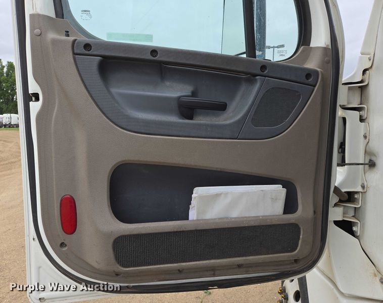 image for item ER5258 2015 Freightliner Cascadia 125 semi truck