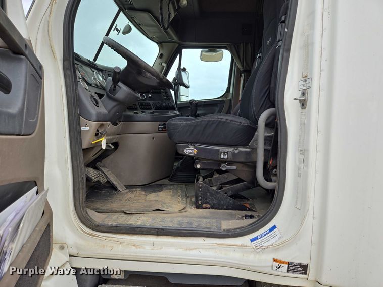 image for item ER5258 2015 Freightliner Cascadia 125 semi truck