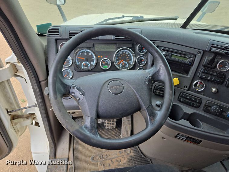 image for item ER5258 2015 Freightliner Cascadia 125 semi truck