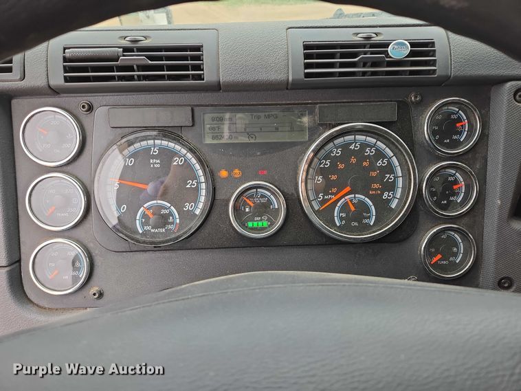 image for item ER5258 2015 Freightliner Cascadia 125 semi truck