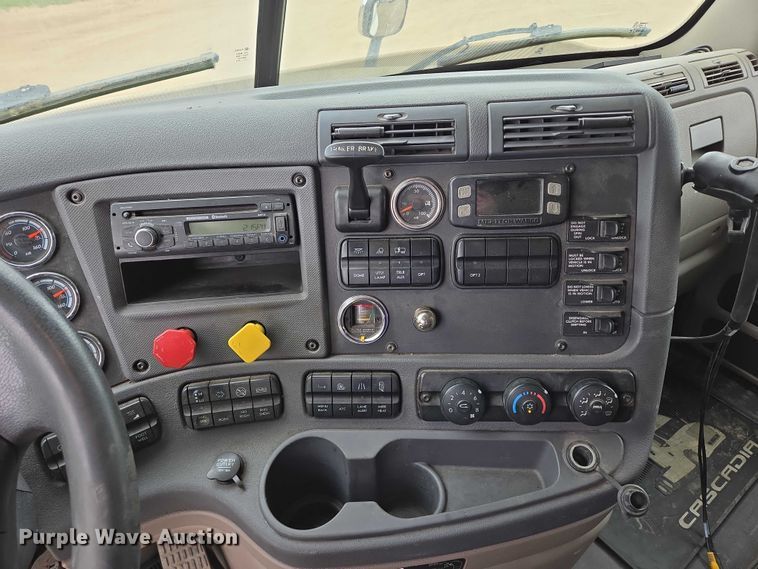 image for item ER5258 2015 Freightliner Cascadia 125 semi truck