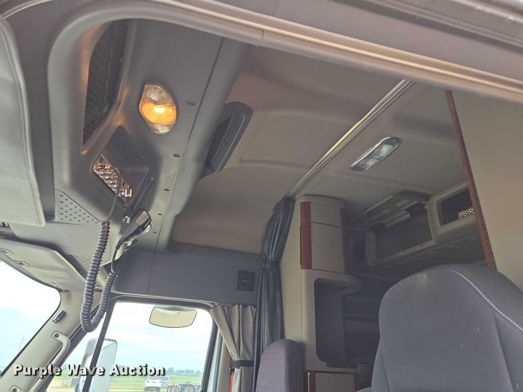 image for item ER5258 2015 Freightliner Cascadia 125 semi truck