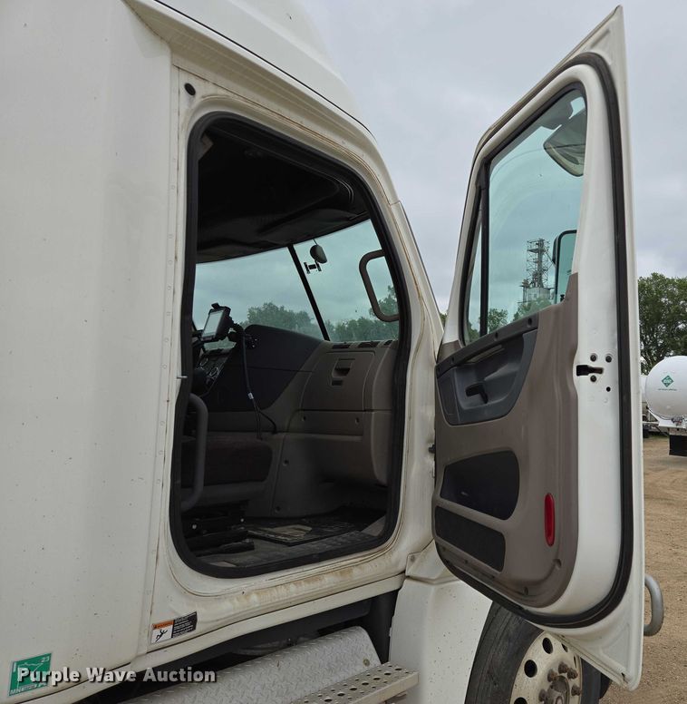 image for item ER5258 2015 Freightliner Cascadia 125 semi truck