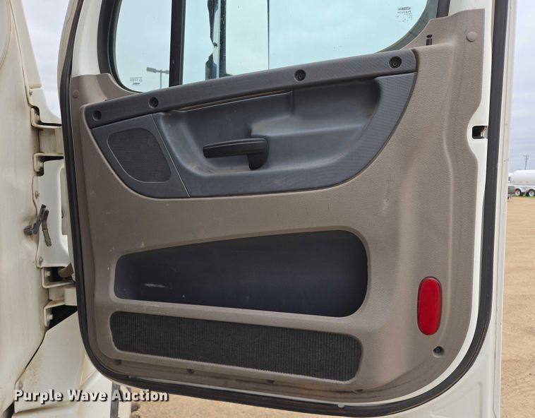 image for item ER5258 2015 Freightliner Cascadia 125 semi truck