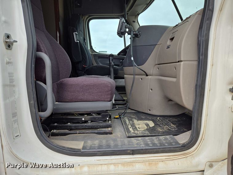 image for item ER5258 2015 Freightliner Cascadia 125 semi truck