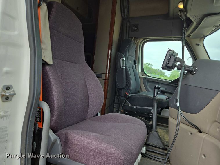 image for item ER5258 2015 Freightliner Cascadia 125 semi truck