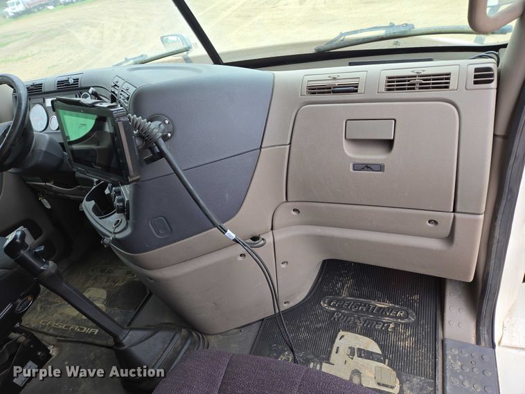 image for item ER5258 2015 Freightliner Cascadia 125 semi truck