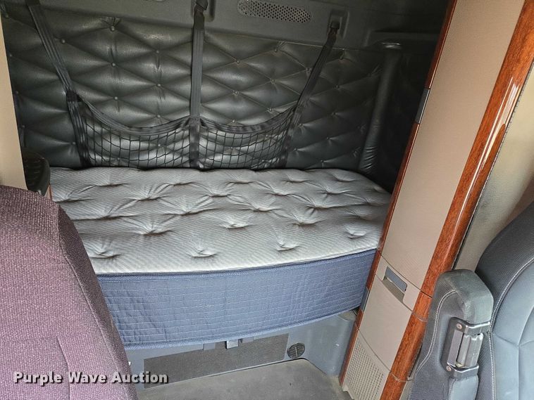 image for item ER5258 2015 Freightliner Cascadia 125 semi truck