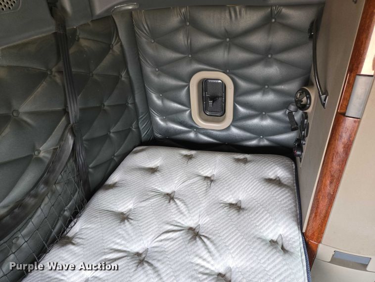 image for item ER5258 2015 Freightliner Cascadia 125 semi truck