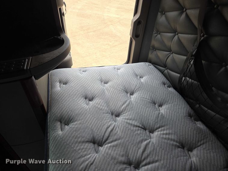 image for item ER5258 2015 Freightliner Cascadia 125 semi truck