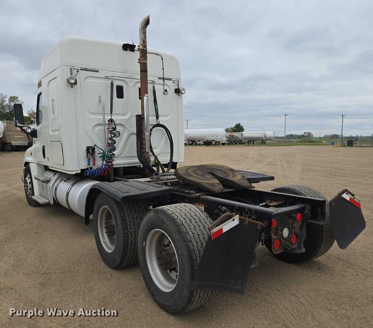 image for item ER5259 2015 Freightliner Cascadia 125 semi truck