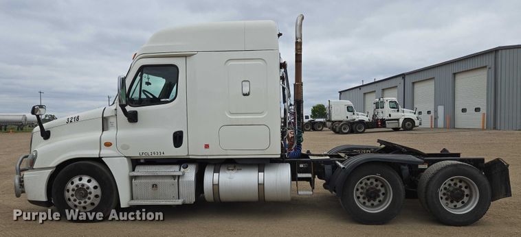 image for item ER5259 2015 Freightliner Cascadia 125 semi truck