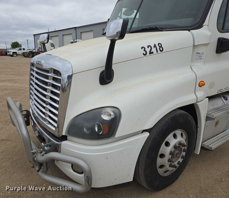 image for item ER5259 2015 Freightliner Cascadia 125 semi truck
