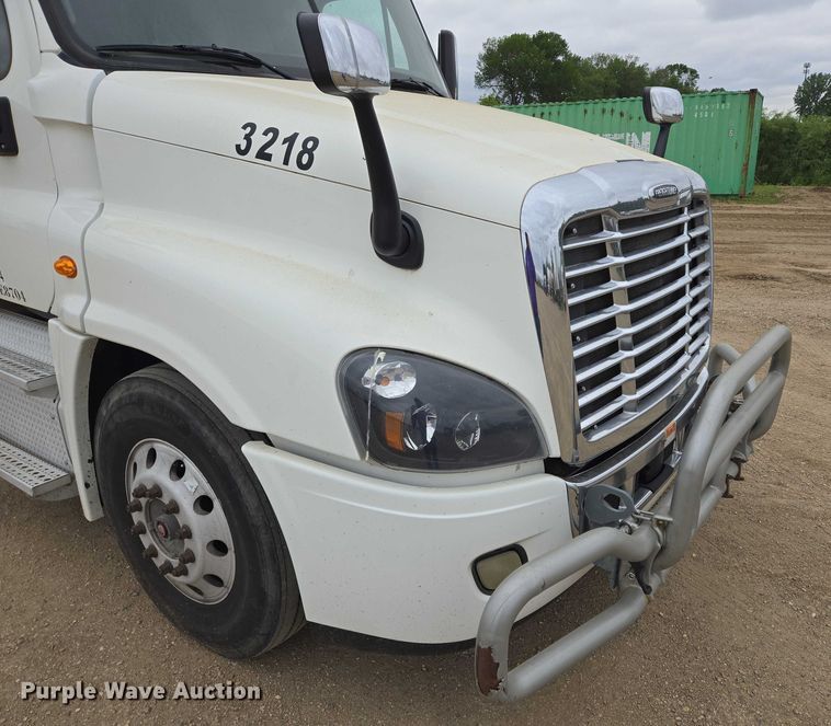 image for item ER5259 2015 Freightliner Cascadia 125 semi truck
