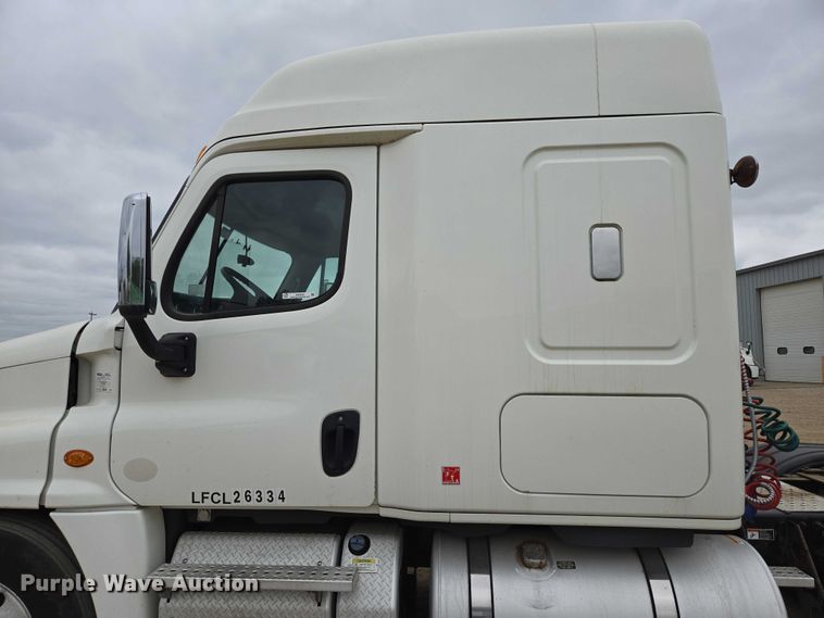 image for item ER5259 2015 Freightliner Cascadia 125 semi truck