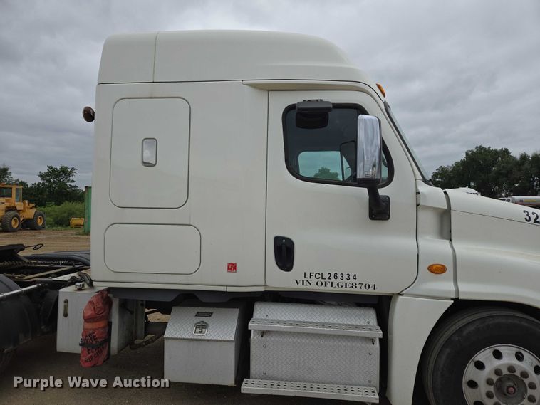 image for item ER5259 2015 Freightliner Cascadia 125 semi truck