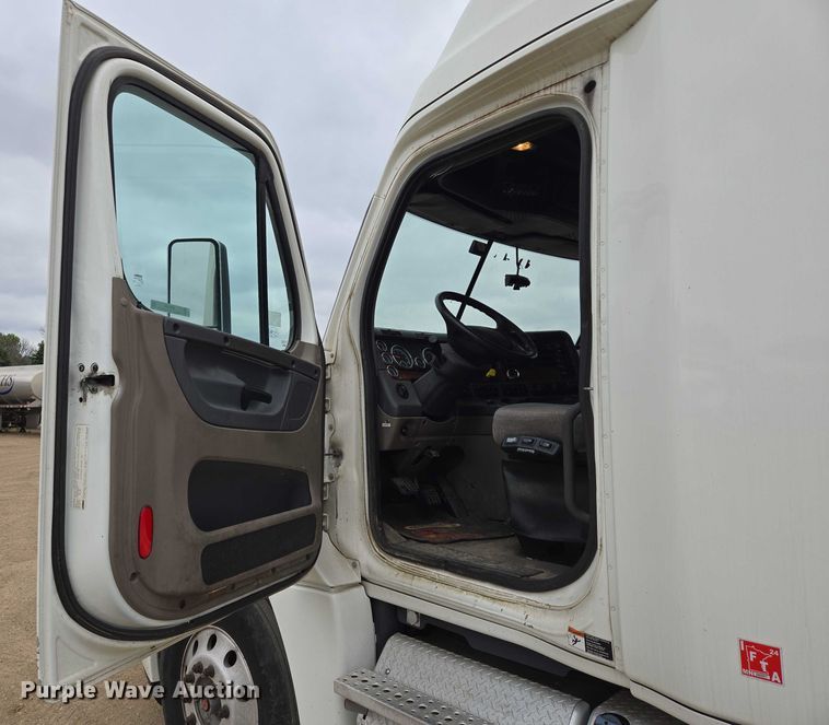 image for item ER5259 2015 Freightliner Cascadia 125 semi truck