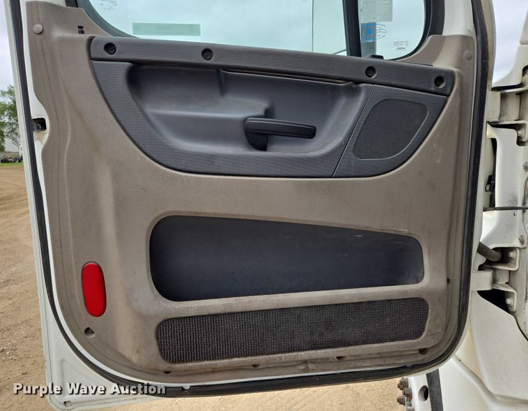 image for item ER5259 2015 Freightliner Cascadia 125 semi truck