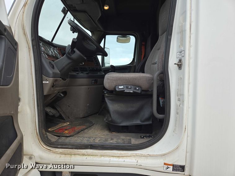 image for item ER5259 2015 Freightliner Cascadia 125 semi truck