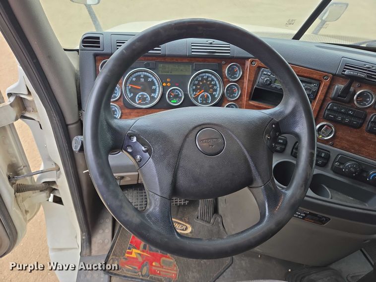 image for item ER5259 2015 Freightliner Cascadia 125 semi truck