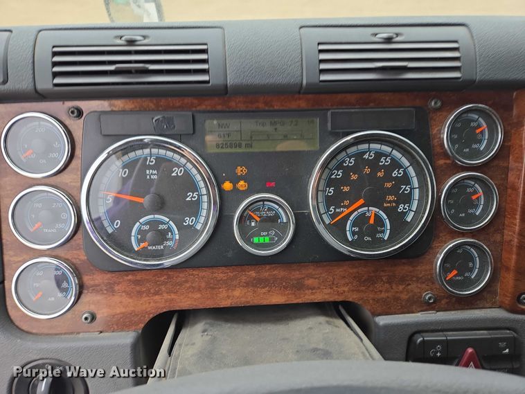 image for item ER5259 2015 Freightliner Cascadia 125 semi truck