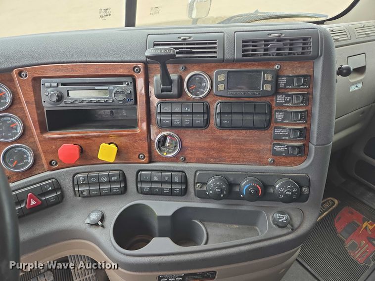 image for item ER5259 2015 Freightliner Cascadia 125 semi truck