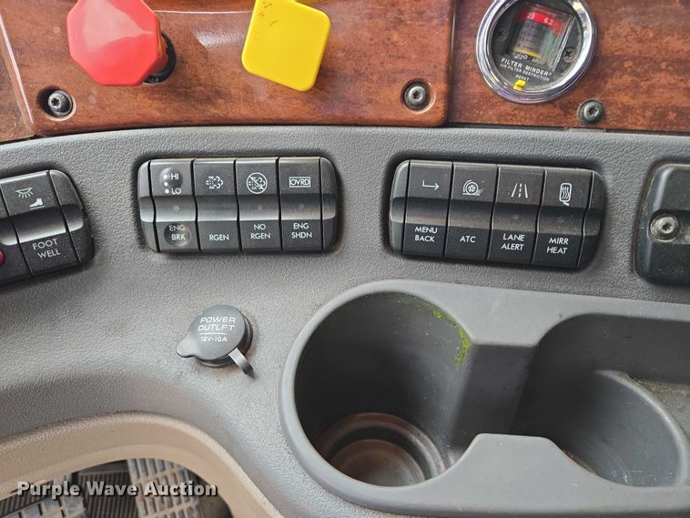 image for item ER5259 2015 Freightliner Cascadia 125 semi truck