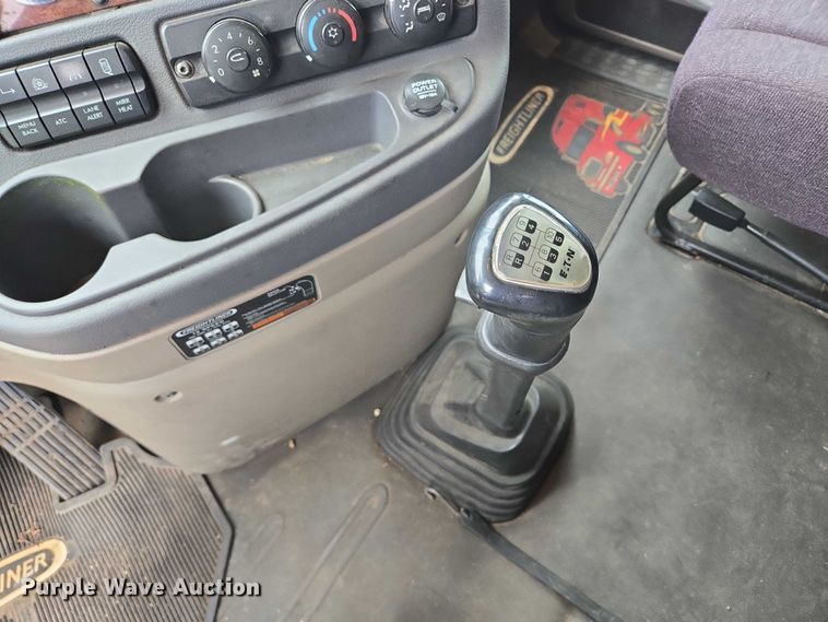 image for item ER5259 2015 Freightliner Cascadia 125 semi truck