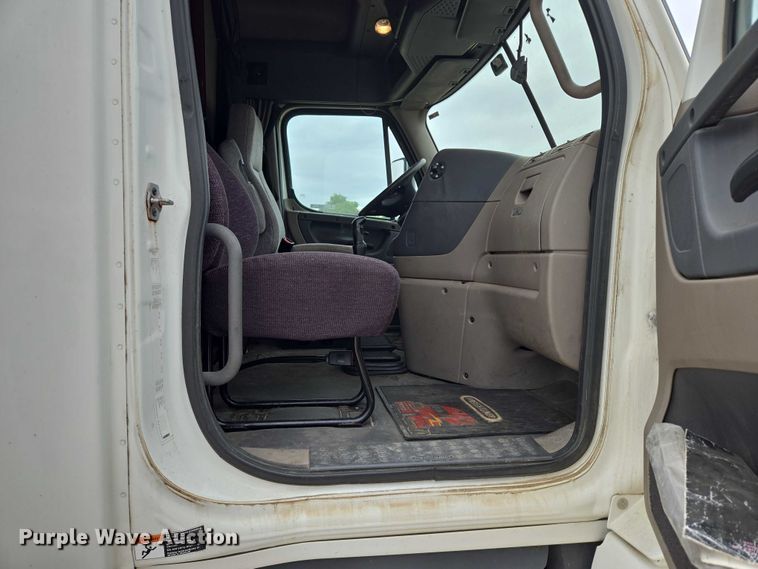 image for item ER5259 2015 Freightliner Cascadia 125 semi truck