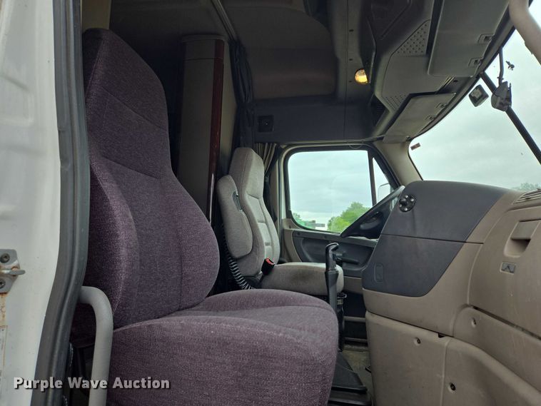 image for item ER5259 2015 Freightliner Cascadia 125 semi truck