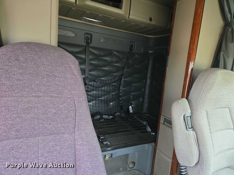 image for item ER5259 2015 Freightliner Cascadia 125 semi truck