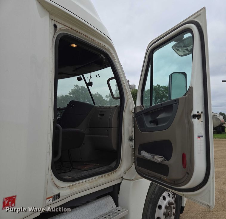 image for item ER5259 2015 Freightliner Cascadia 125 semi truck