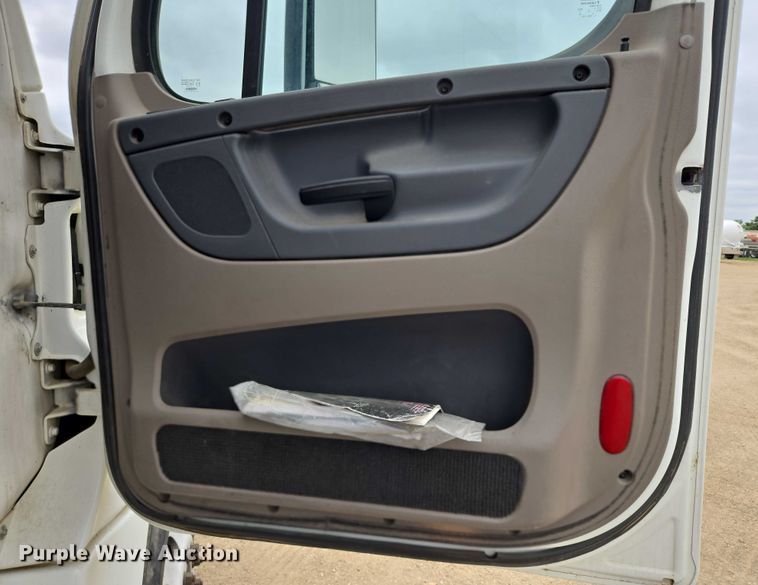 image for item ER5259 2015 Freightliner Cascadia 125 semi truck