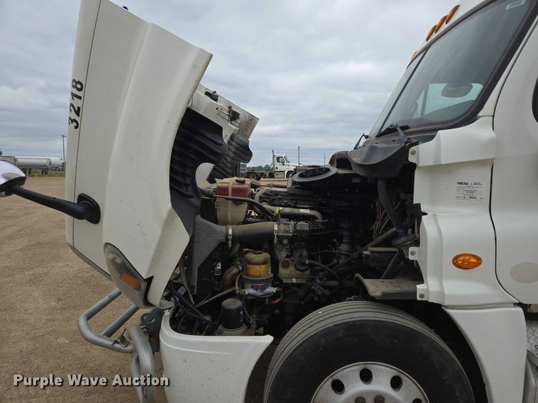 image for item ER5259 2015 Freightliner Cascadia 125 semi truck