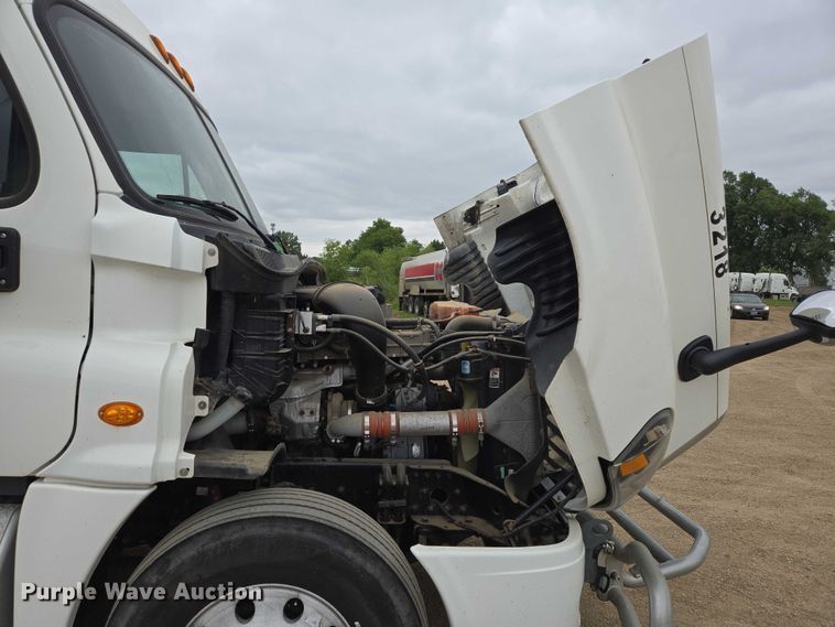 image for item ER5259 2015 Freightliner Cascadia 125 semi truck