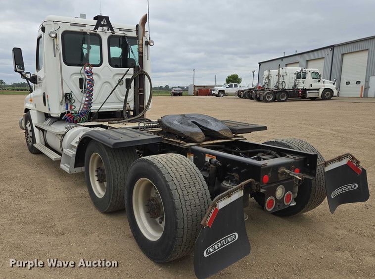 image for item ER5262 2014 Freightliner Cascadia 125 semi truck