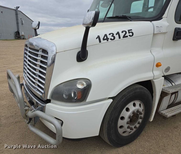 image for item ER5262 2014 Freightliner Cascadia 125 semi truck