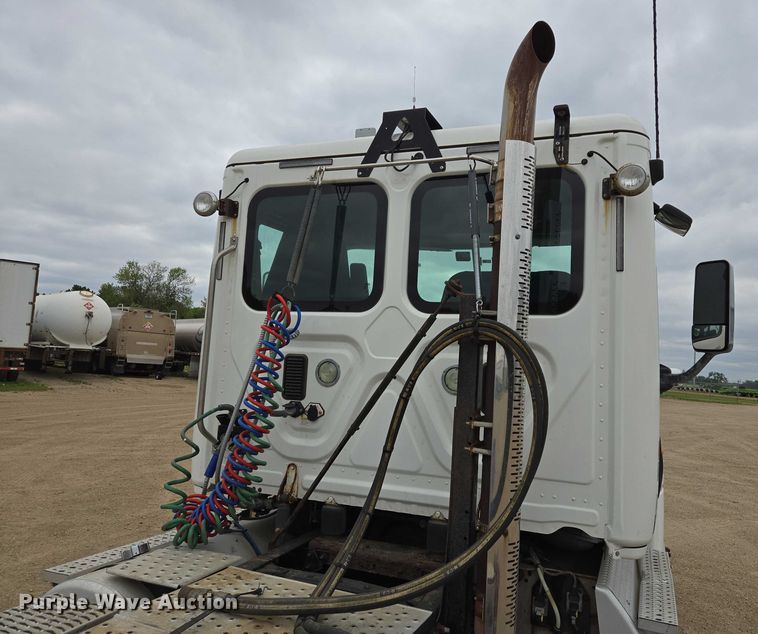 image for item ER5262 2014 Freightliner Cascadia 125 semi truck